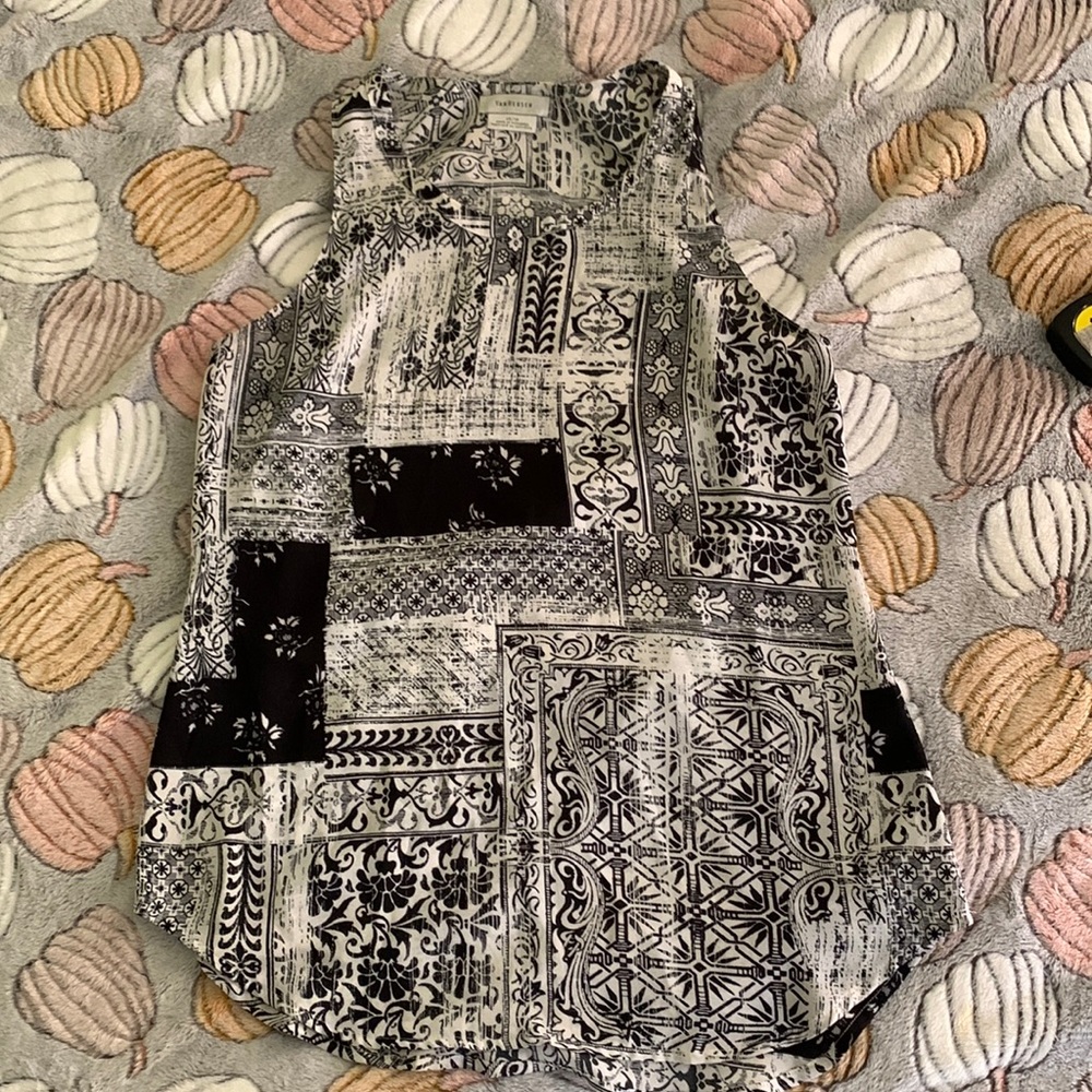 Van Heusen XS tank like new black and white design